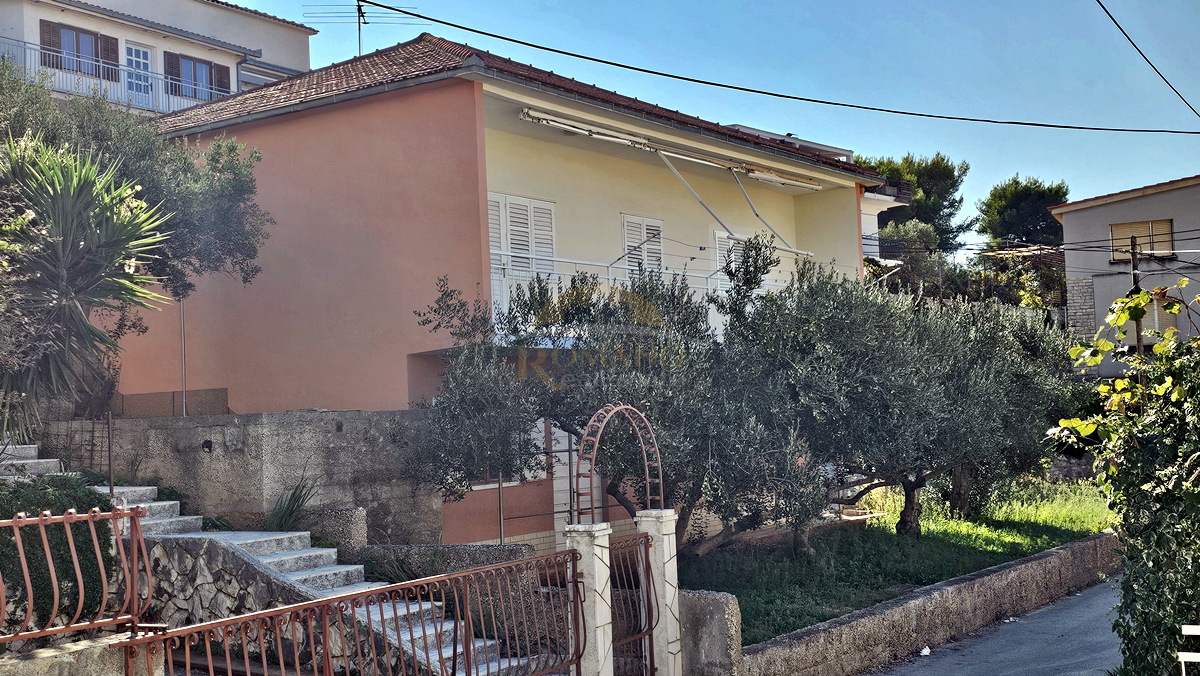 Hiša v Trogirju/Čiovu - Blizu kampa Rožac - 200 m od morja